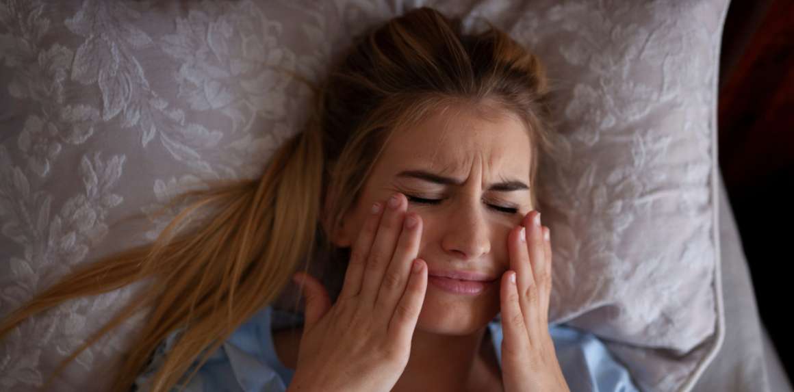 comment arrêter de se serrer la mâchoire pendant le sommeil